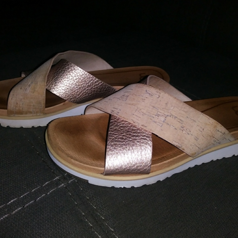 Ugg Kari sandal size 5.5 rose gold and cork